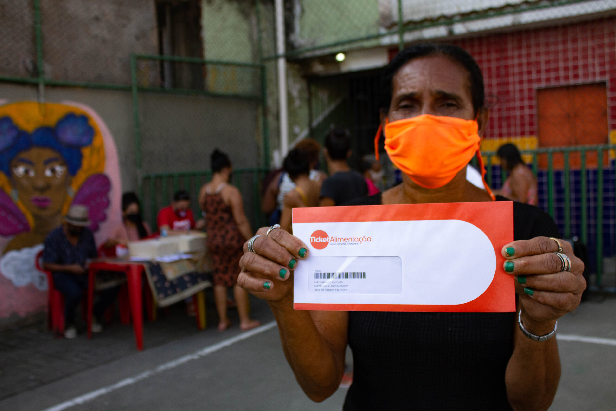 Jogando dentro e fora da quadra: Projeto de futebol feminino distribui 200 cartões de cestas básicas em Manguinhos