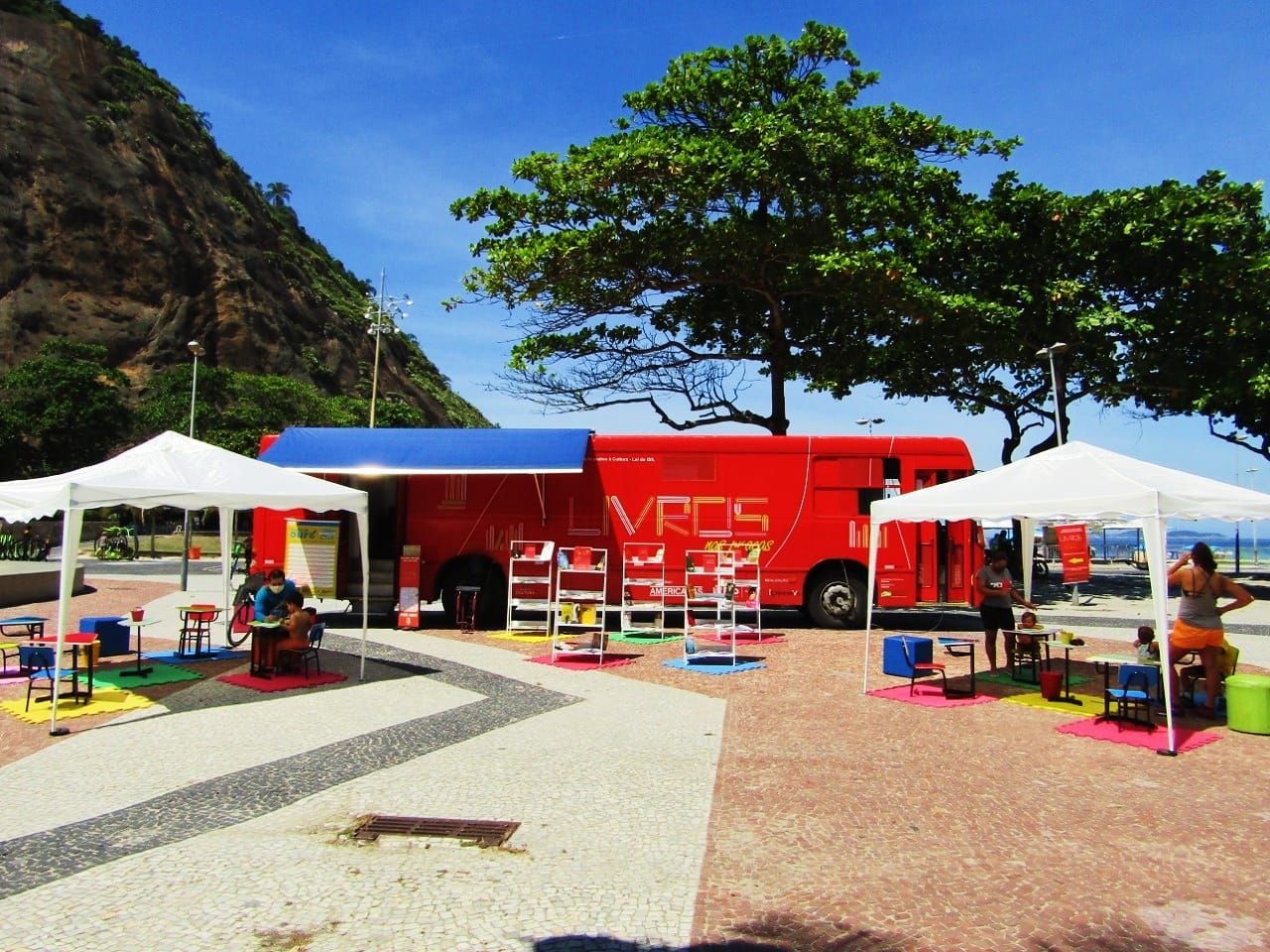 Democratizando o acesso à leitura, projeto disponibiliza “ônibus-biblioteca” nas comunidades do Rio