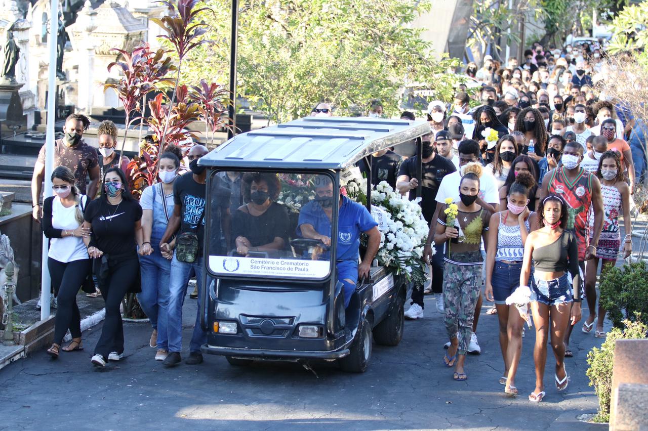 Cobrando justiça, familiares enterram Kathlen Romeu na tarde desta quarta-feira