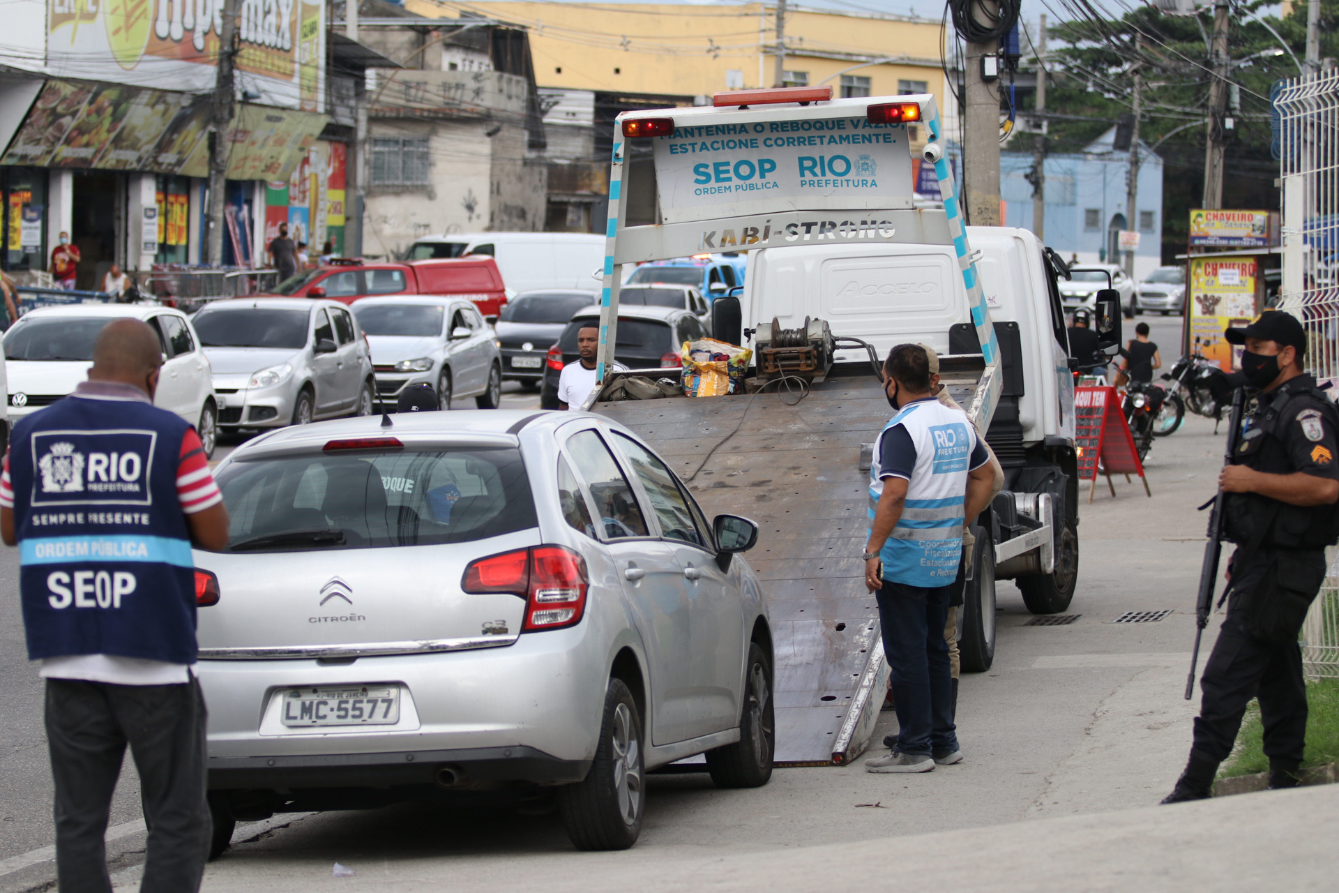 Carros são rebocados pela Prefeitura nesta manhã no Alemão
