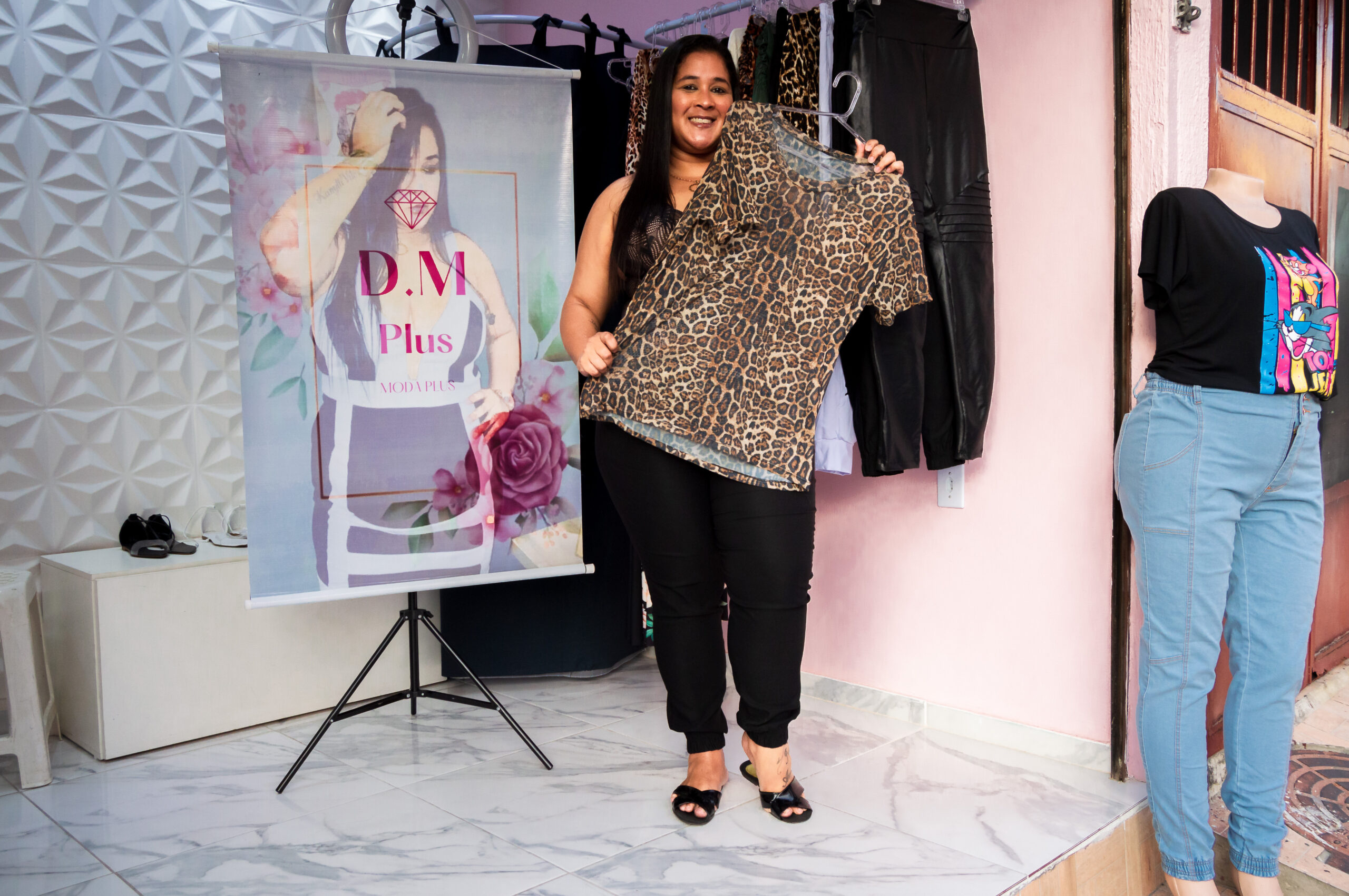 Moda e representatividade: Moradora do Alemão cria loja plus size para mulheres da comunidade
