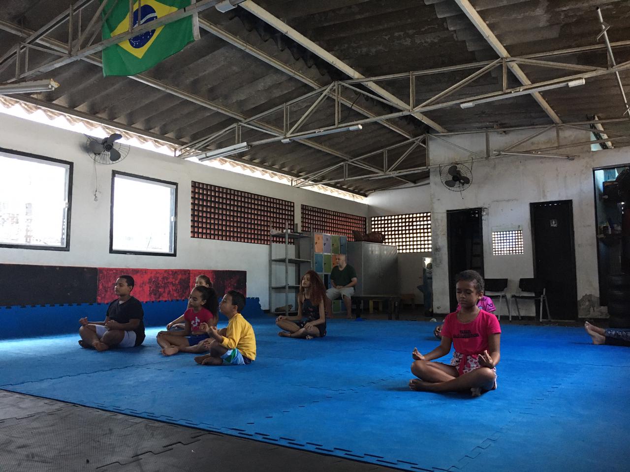 Buscando o equilíbrio: Professor oferece aulas de yoga gratuita para moradores do Vidigal