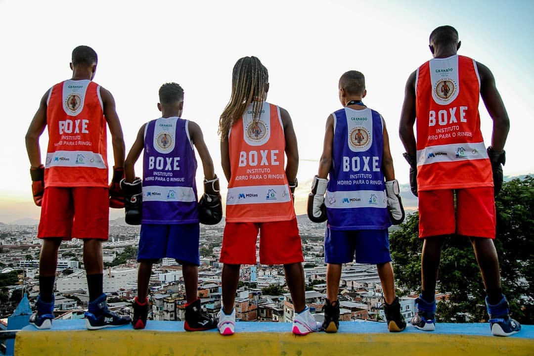Projeto de boxe no Morro do Tuiuti transforma a vida de jovens por meio do esporte