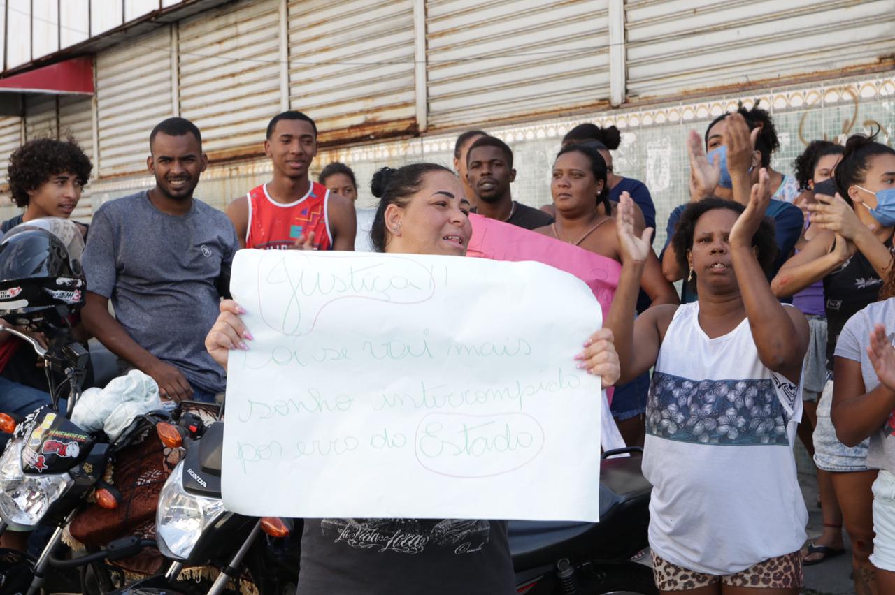 Moradores fecham Avenida Bráz de Pina em protesto pela morte de adolescente na Penha