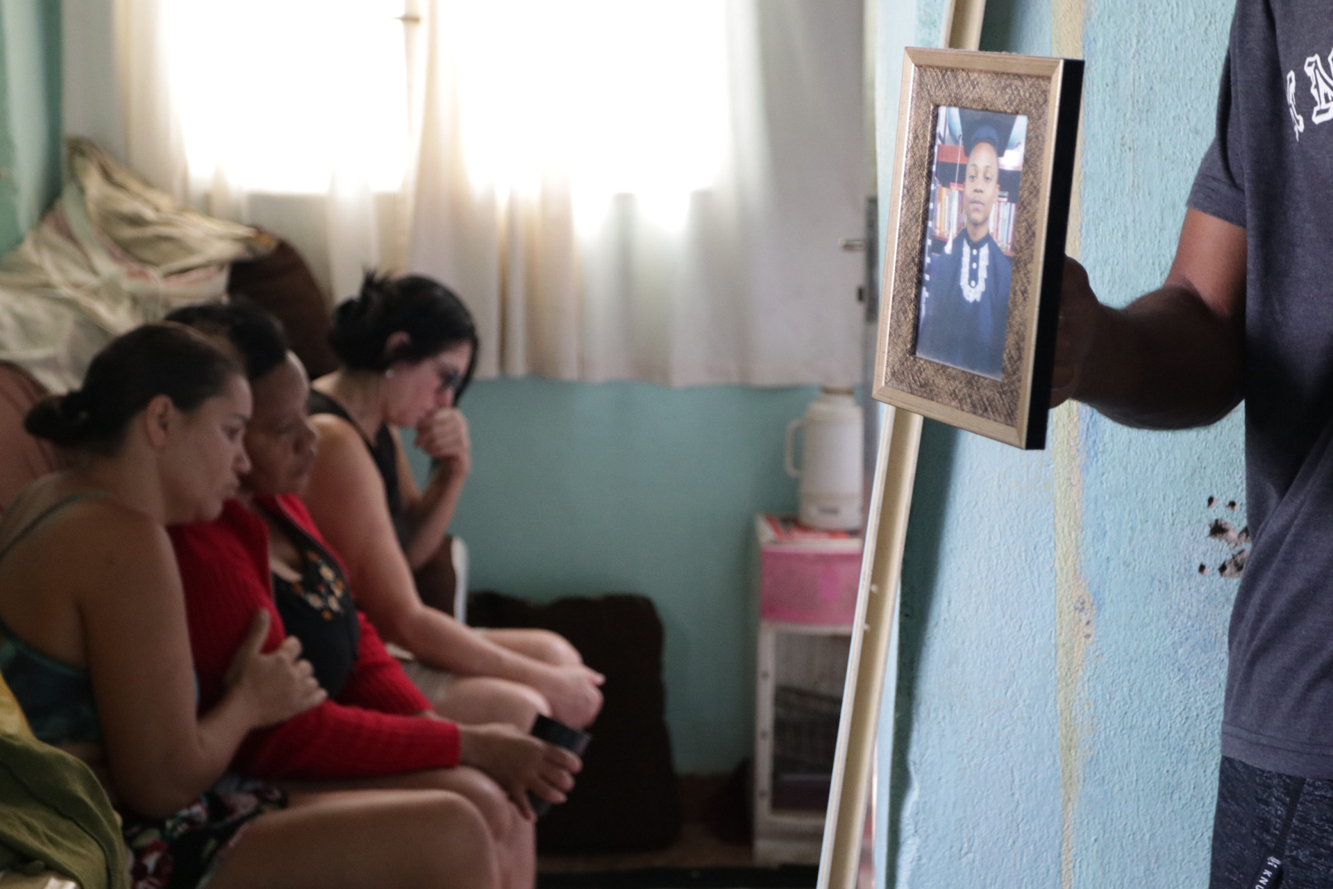 Família chora morte de Thiago Santos, estudante baleado dentro de casa na Penha