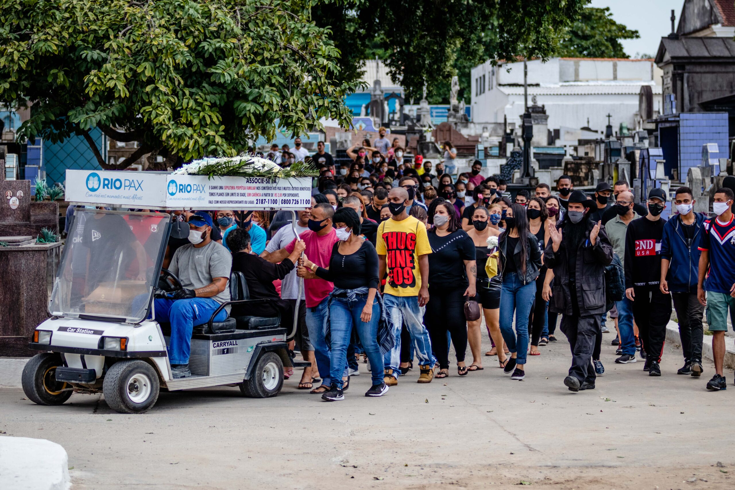Corpo de adolescente morto no Complexo da Penha durante operação é enterrado no Rio