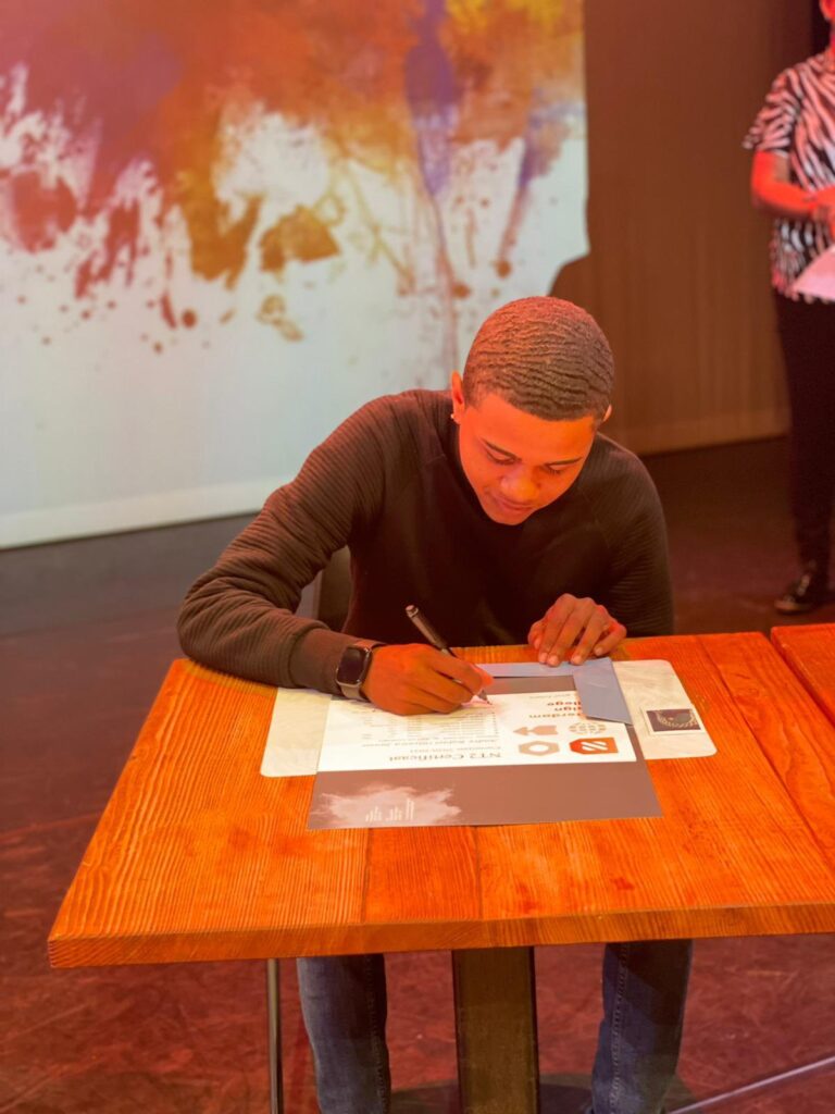 Jovem morador do Complexo da Penha se forma em Assistência de Logística na Escola de Imigrantes na Holanda. Foto: Arquivo/Divulgação.