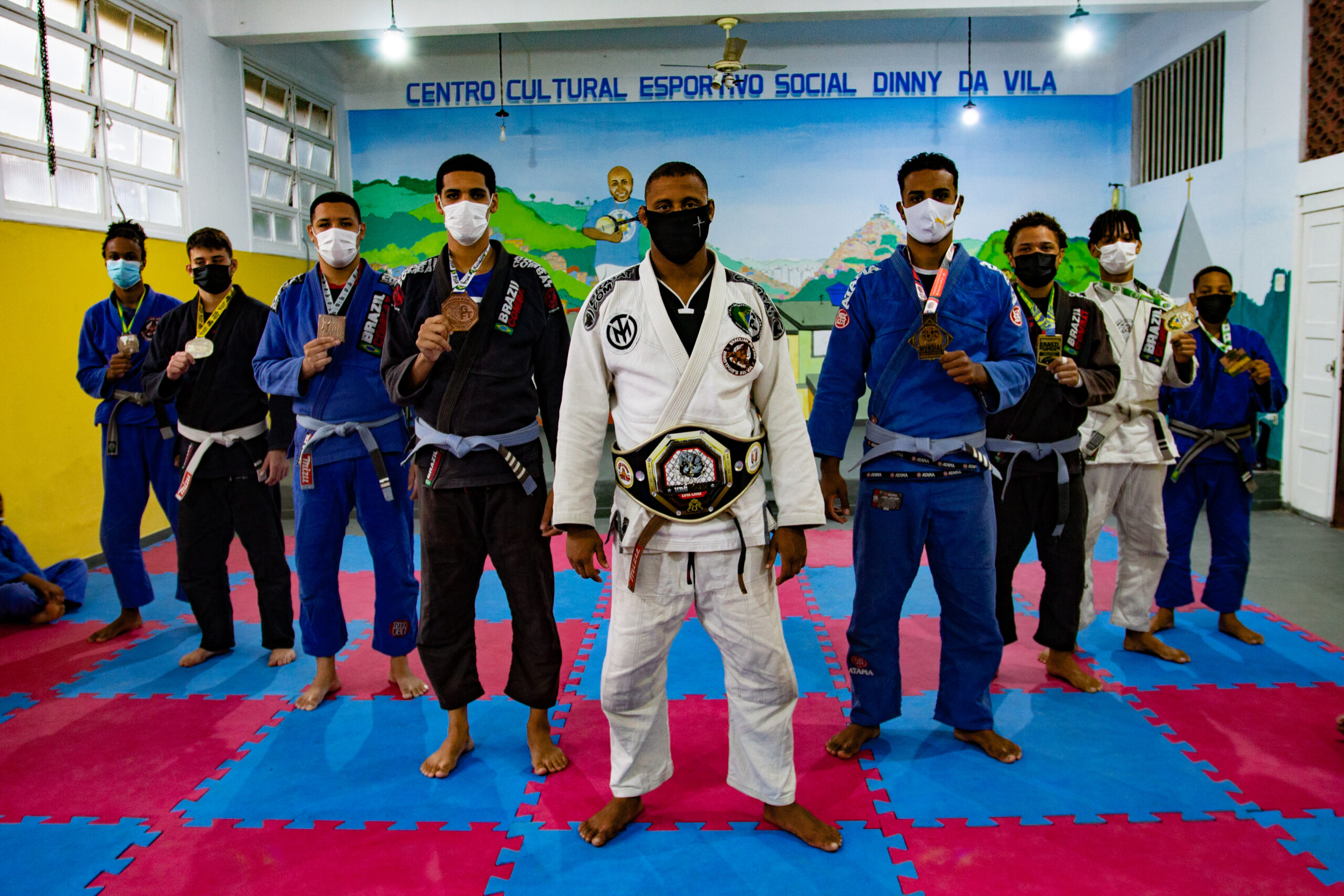 Disciplina através do esporte: projeto social ensina Jiu-Jitsu e valores no Morro dos Macacos