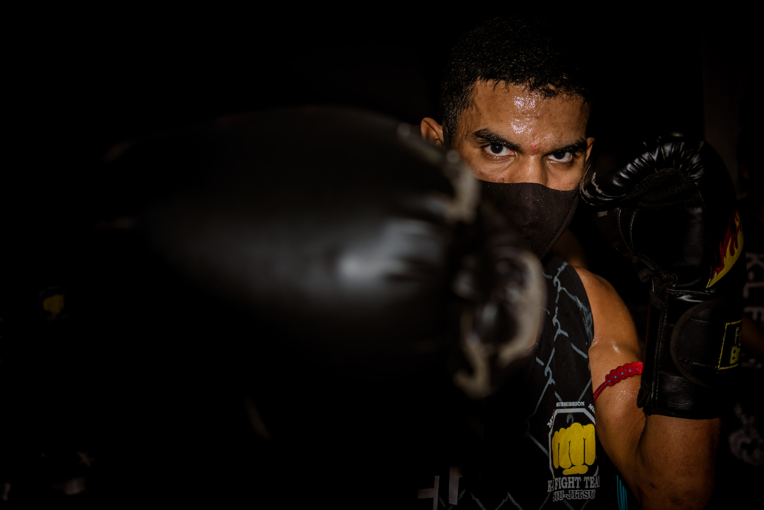 Além dos limites: atleta do Alemão com paralisia cerebral conquista cinturão de Muay Thai