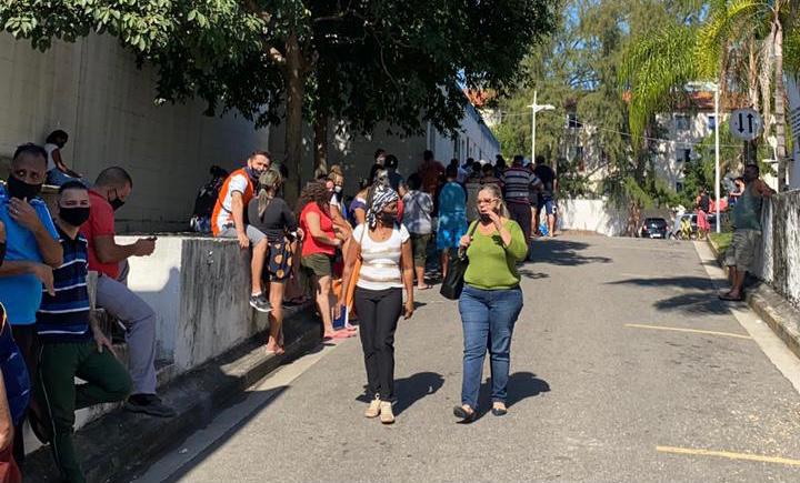 Mais de mil moradores são vacinados contra Covid-19 neste sábado no Complexo do Alemão