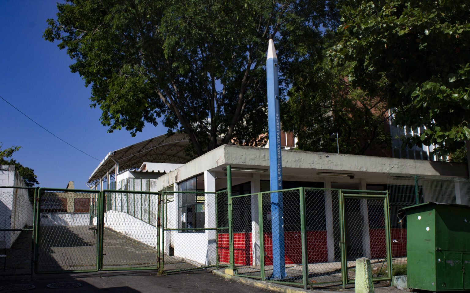Pela sétima vez, escola no Alemão fica sem energia elétrica após furto de fios