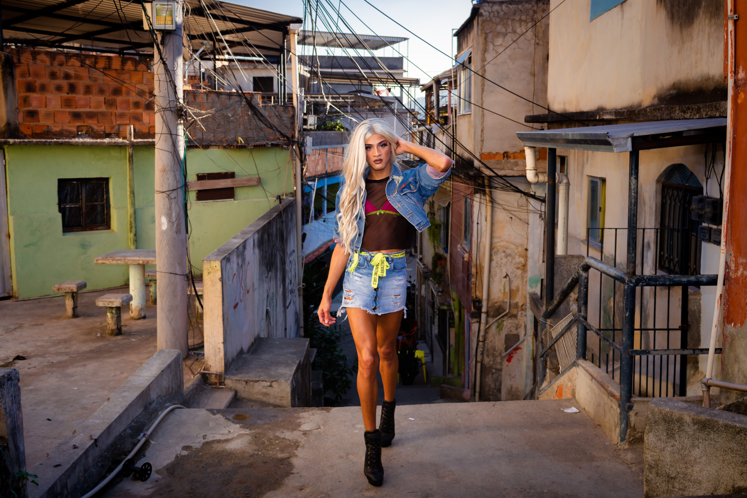 Conheça a drag queen Alice, interpretada por artista do Alemão que quebra preconceitos