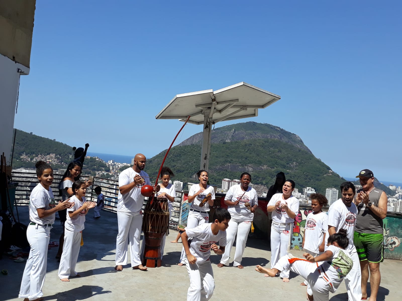 Projeto de Capoeira no Santa Marta transforma a vida dos moradores
