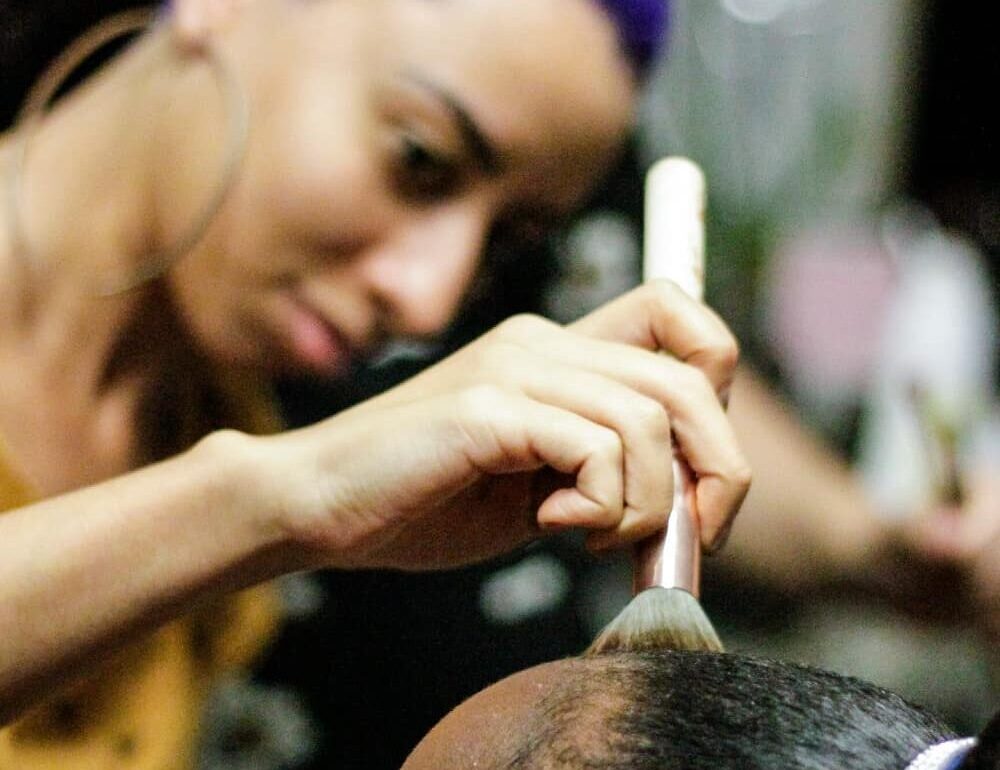 Projeto social de balé promove cursos profissionalizantes no Alemão