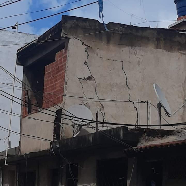 12 famílias são realocadas na Cidade de Deus após rachaduras na estrutura de suas casas