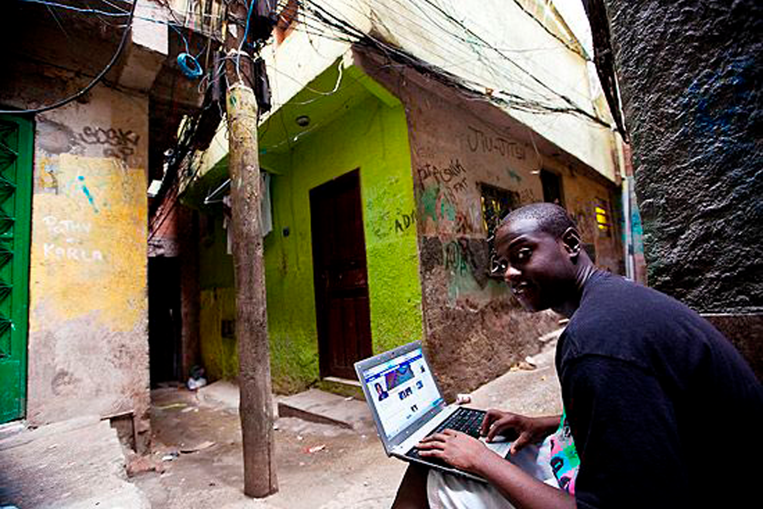 ONGs e Unicef vão distribuir kits de conectividade para jovens da Maré