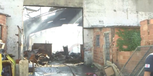 Galpão incendiado na comunidade Kelson's / Foto: Matheus Guimarães / Voz das Comunidades